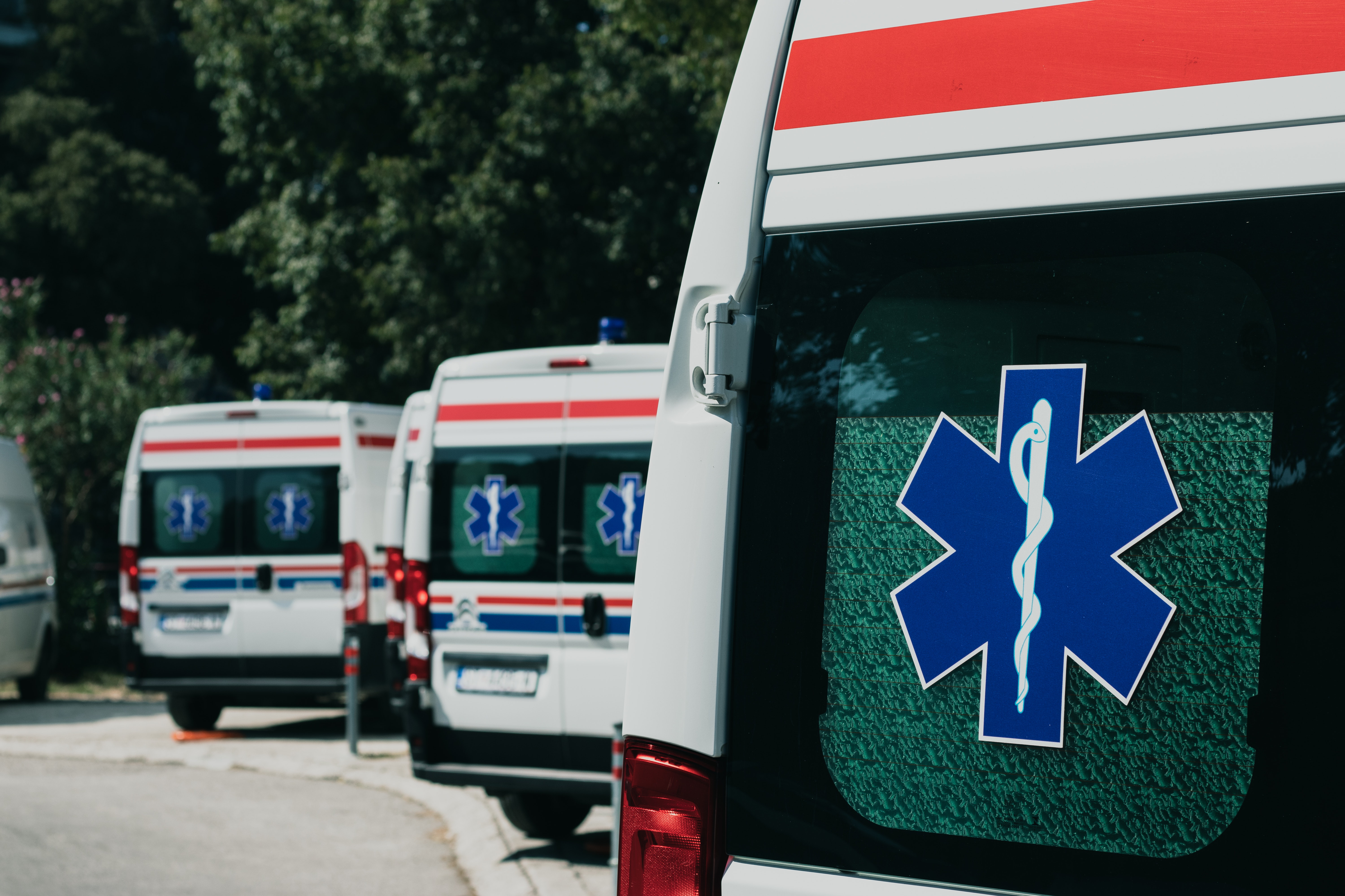 Foto de la parte de atras de una ambulancia
